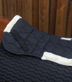 Waldhausen Sattelpads|Lammfelle></noscript>Sattelkissen mit Synthetik-Fell